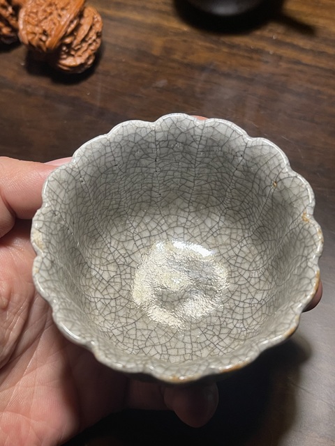 古玩陶瓷漳州窯哥釉花口杯真品鑒賞圖