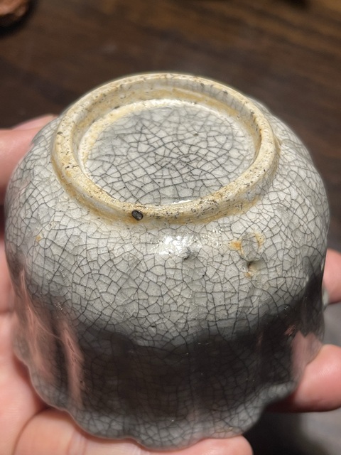 古玩陶瓷漳州窯哥釉花口杯真品鑒賞圖