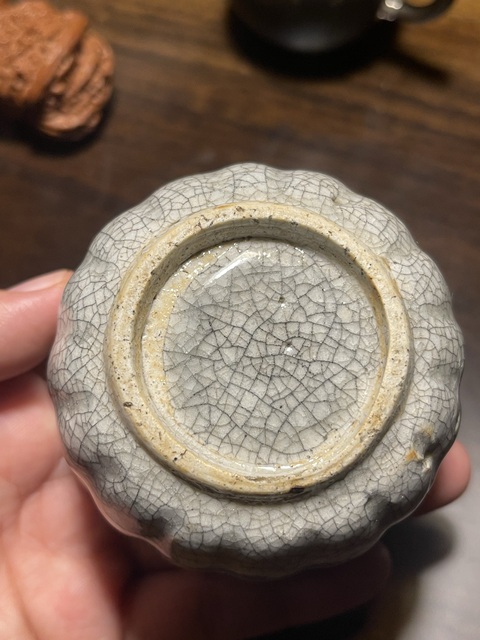 古玩陶瓷漳州窯哥釉花口杯真品鑒賞圖