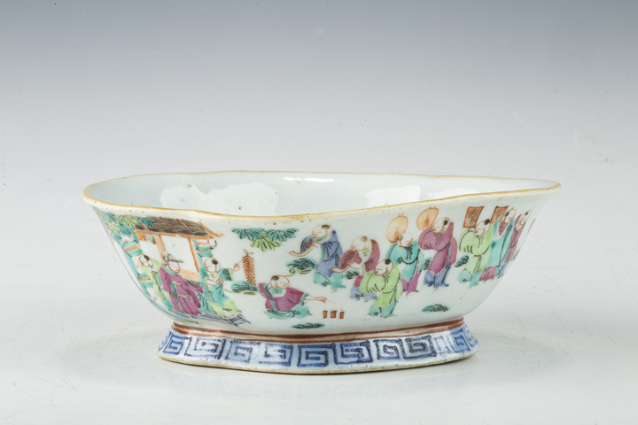 古玩陶瓷清晚·粉彩百子鬧春紋海棠形供盤拍賣，當前價格0元