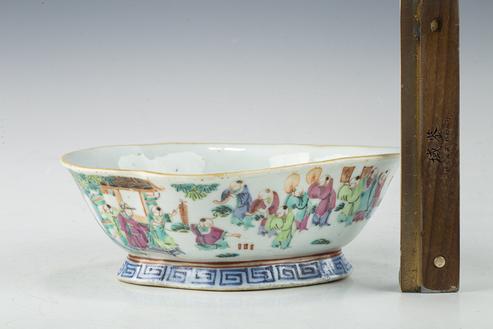 古玩陶瓷清晚·粉彩百子鬧春紋海棠形供盤拍賣，當前價格0元