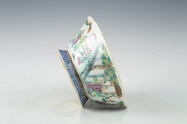 古玩陶瓷清晚·粉彩百子鬧春紋海棠形供盤拍賣，當前價格0元