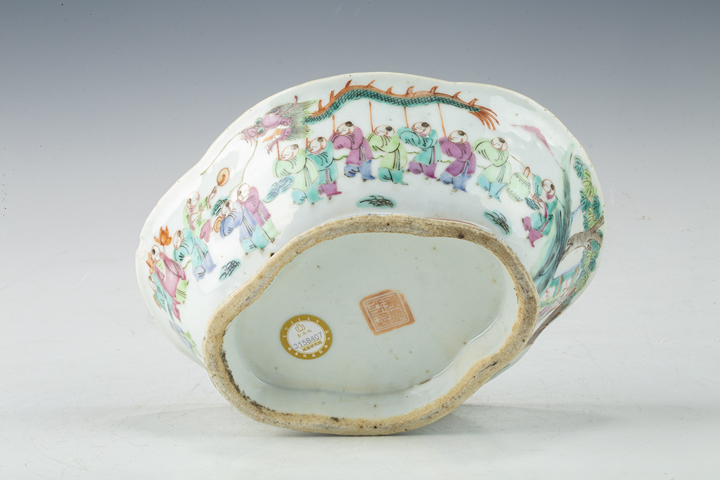 古玩陶瓷清晚·粉彩百子鬧春紋海棠形供盤拍賣，當前價格0元