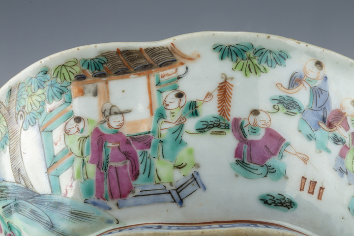 古玩陶瓷清晚·粉彩百子鬧春紋海棠形供盤拍賣，當前價格0元