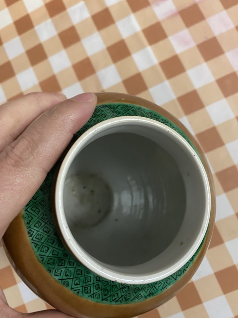 古玩陶瓷晚清紫金釉開窗五彩罐真品鑒賞圖