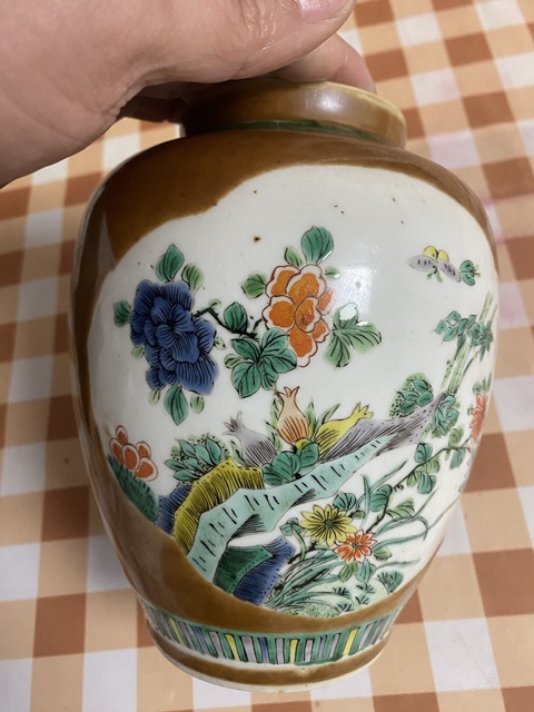 古玩陶瓷晚清紫金釉開窗五彩罐真品鑒賞圖