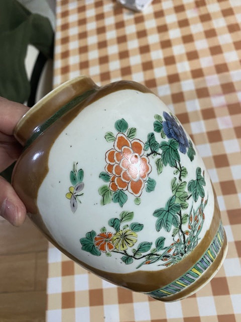 古玩陶瓷晚清紫金釉開窗五彩罐真品鑒賞圖