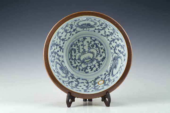 古玩陶瓷清中晚·外紫金釉內青花纏枝花卉紋凈手盆拍賣，當前價格1128元