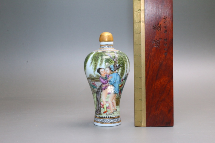 古玩陶瓷創匯時期·粉彩庭院春宮圖詩文鼻煙壺真品鑒賞圖