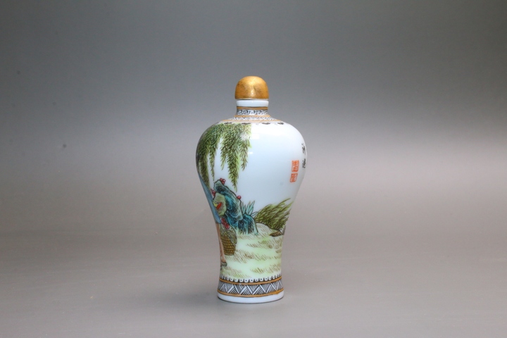 古玩陶瓷創匯時期·粉彩庭院春宮圖詩文鼻煙壺真品鑒賞圖