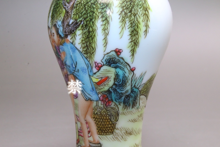 古玩陶瓷創匯時期·粉彩庭院春宮圖詩文鼻煙壺真品鑒賞圖