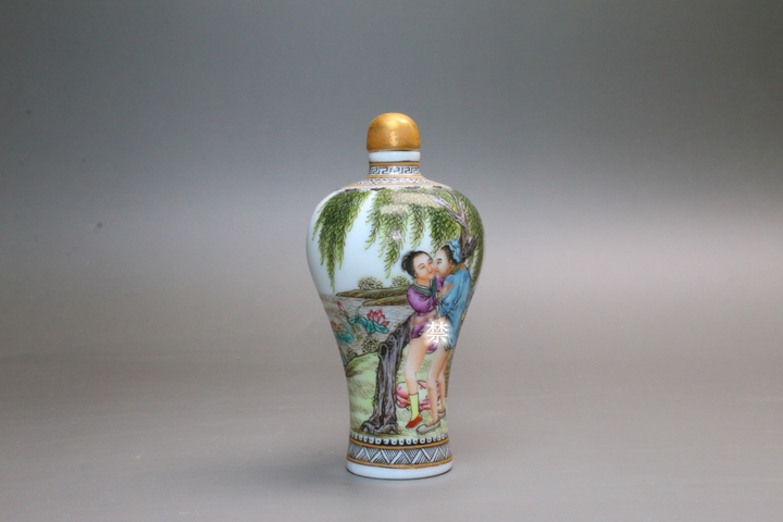 古玩陶瓷創匯時期·粉彩庭院春宮圖詩文鼻煙壺真品鑒賞圖