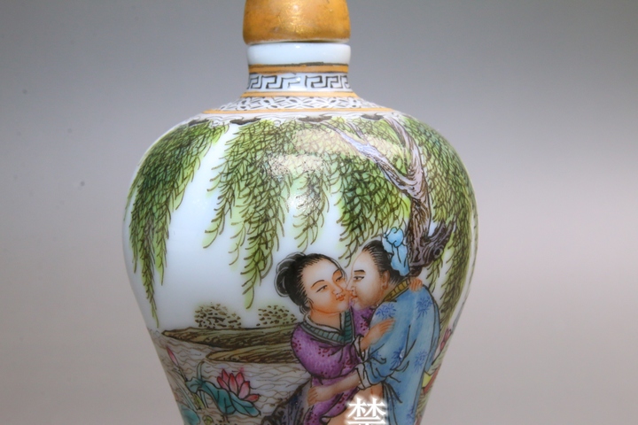 古玩陶瓷創匯時期·粉彩庭院春宮圖詩文鼻煙壺真品鑒賞圖