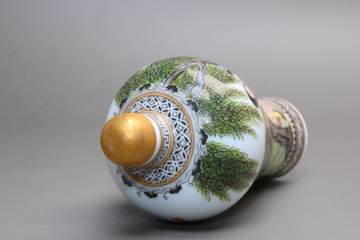 古玩陶瓷創匯時期·粉彩庭院春宮圖詩文鼻煙壺真品鑒賞圖