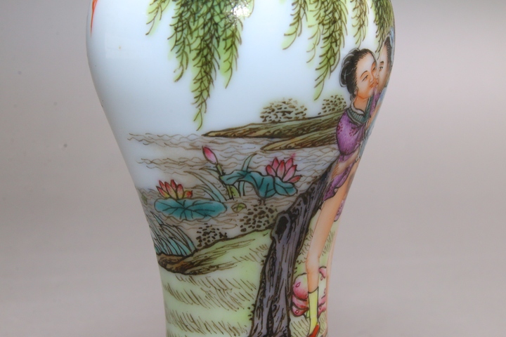 古玩陶瓷創匯時期·粉彩庭院春宮圖詩文鼻煙壺真品鑒賞圖