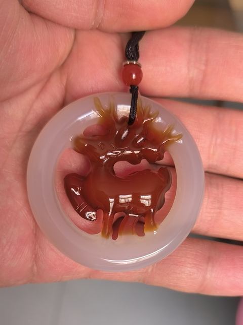 古玩玉器馬料瑪瑙俏色巧雕“一路有你”掛件拍賣，當前價格388元