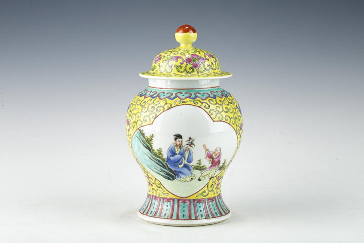 古玩陶瓷民國解放初·黃地粉彩纏枝開窗人物故事紋小將軍罐拍賣，當前價格0元