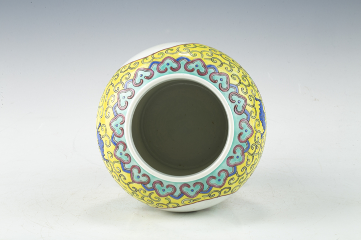 古玩陶瓷民國解放初·黃地粉彩纏枝開窗人物故事紋小將軍罐拍賣，當前價格0元