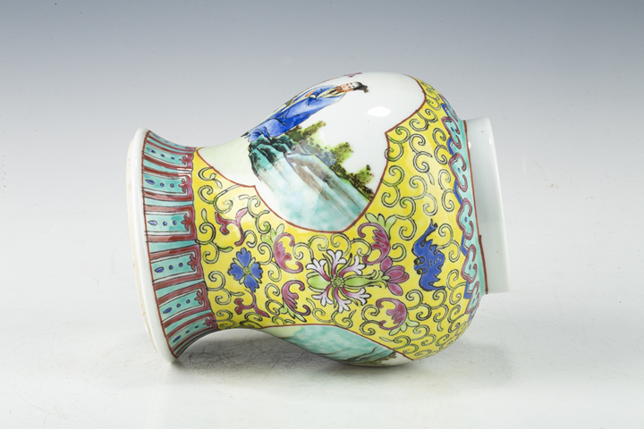 古玩陶瓷民國解放初·黃地粉彩纏枝開窗人物故事紋小將軍罐拍賣，當前價格0元