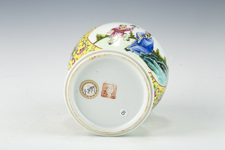 古玩陶瓷民國解放初·黃地粉彩纏枝開窗人物故事紋小將軍罐拍賣，當前價格0元