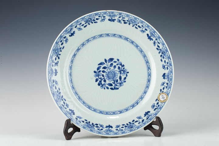 古玩陶瓷清中早·青花暗刻花卉紋折沿盤拍賣，當(dāng)前價(jià)格0元