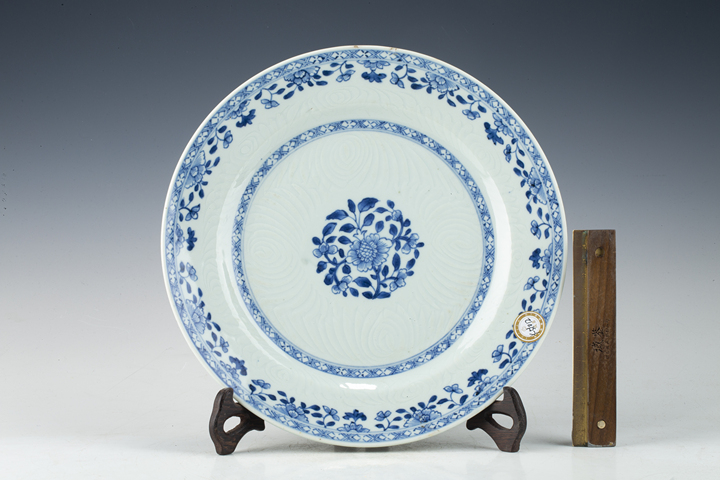 古玩陶瓷清中早·青花暗刻花卉紋折沿盤拍賣，當(dāng)前價(jià)格0元