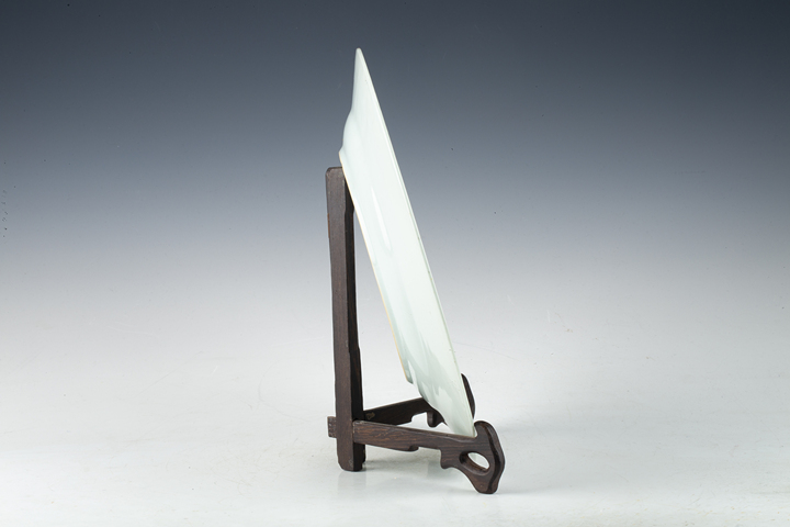 古玩陶瓷清中早·青花暗刻花卉紋折沿盤拍賣，當(dāng)前價(jià)格0元