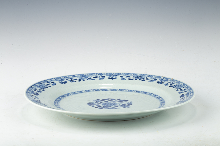 古玩陶瓷清中早·青花暗刻花卉紋折沿盤拍賣，當(dāng)前價(jià)格0元