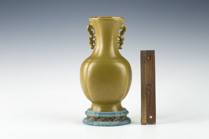 古玩陶瓷清中晚·茶葉末釉雙耳海棠瓶拍賣，當前價格0元