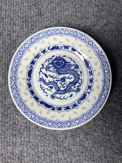 古玩陶瓷青花玲瓏瓷正面龍紋盤真品鑒賞圖