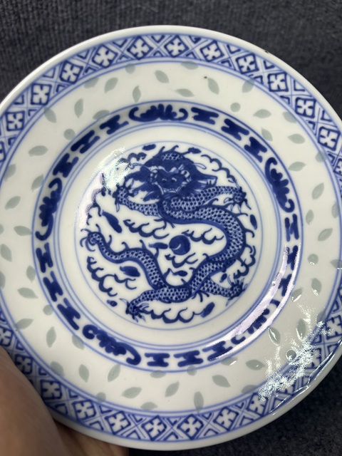 古玩陶瓷青花玲瓏瓷正面龍紋盤真品鑒賞圖