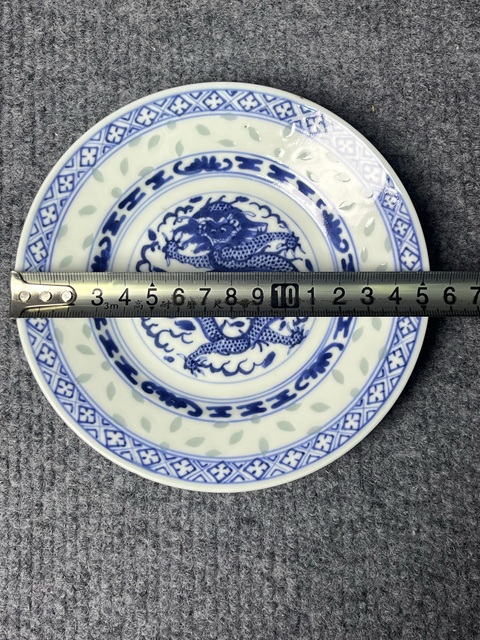 古玩陶瓷青花玲瓏瓷正面龍紋盤真品鑒賞圖