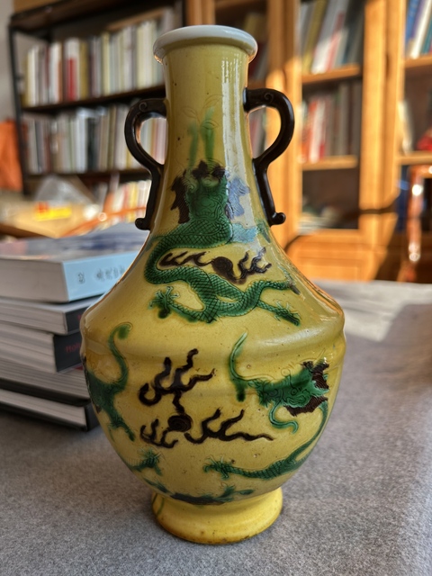 古玩陶瓷清晚期 黃地紫綠龍紋如意耳蓋碗尊真品鑒賞圖