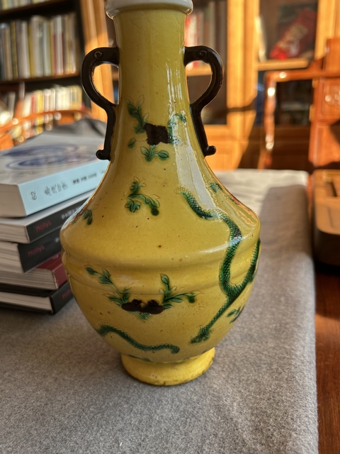 古玩陶瓷清晚期 黃地紫綠龍紋如意耳蓋碗尊真品鑒賞圖