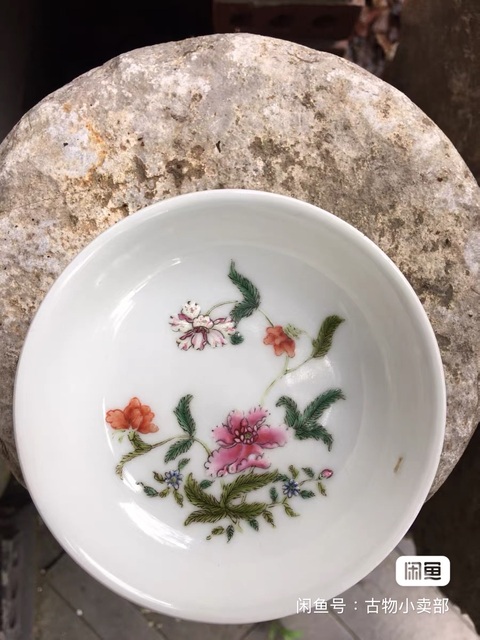 古玩陶瓷花卉紋粉彩盤真品鑒賞圖
