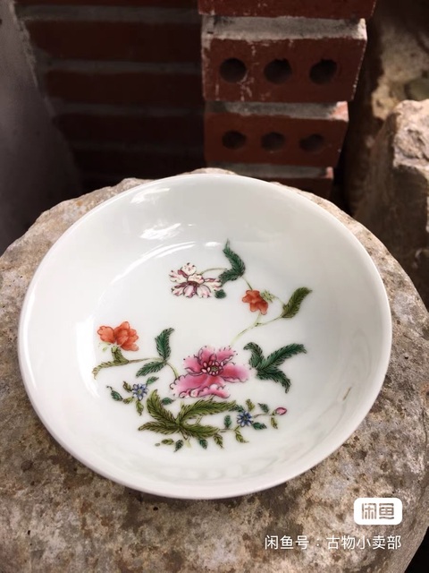 古玩陶瓷花卉紋粉彩盤真品鑒賞圖