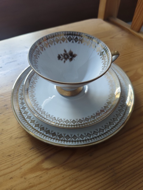 古玩陶瓷描金花卉紋咖啡杯碟套真品鑒賞圖