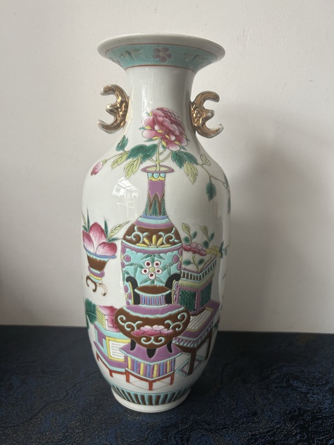 古玩陶瓷粉彩博古花卉紋雙耳瓶真品鑒賞圖