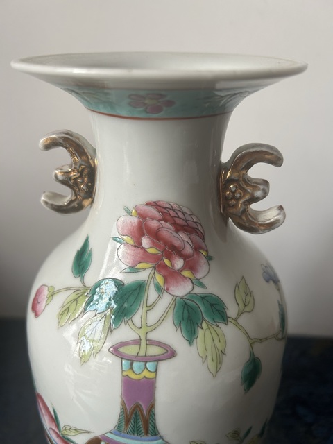 古玩陶瓷粉彩博古花卉紋雙耳瓶真品鑒賞圖