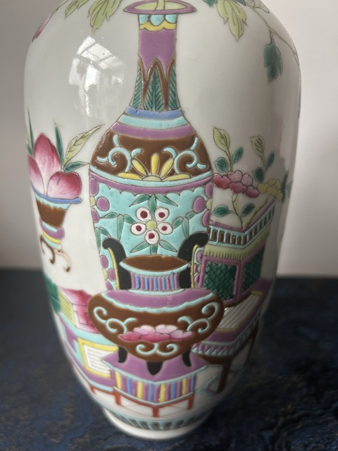 古玩陶瓷粉彩博古花卉紋雙耳瓶真品鑒賞圖