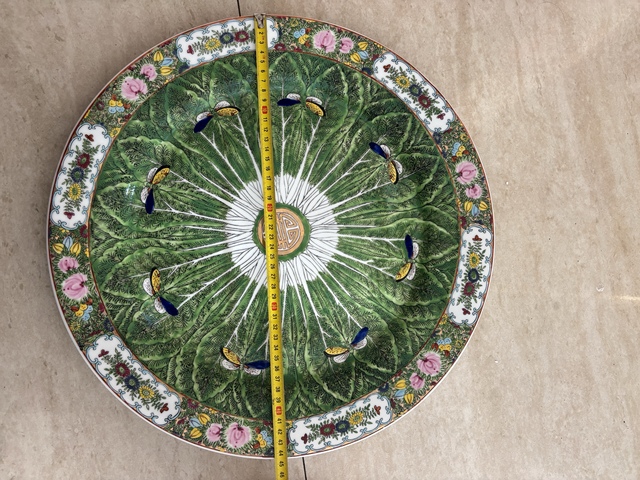 古玩陶瓷廣彩蝴蝶白菜紋盤真品鑒賞圖