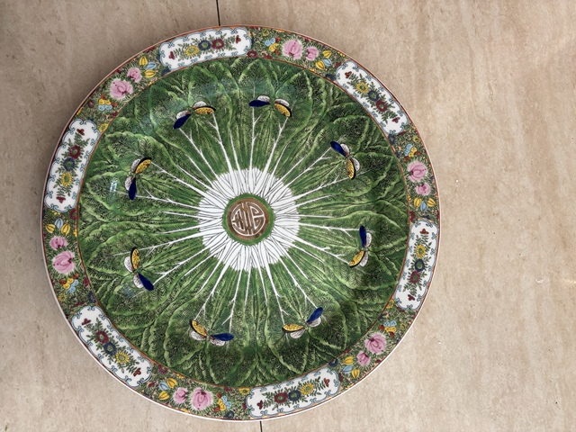 古玩陶瓷廣彩蝴蝶白菜紋盤真品鑒賞圖
