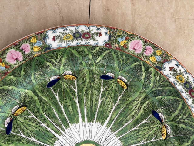 古玩陶瓷廣彩蝴蝶白菜紋盤真品鑒賞圖