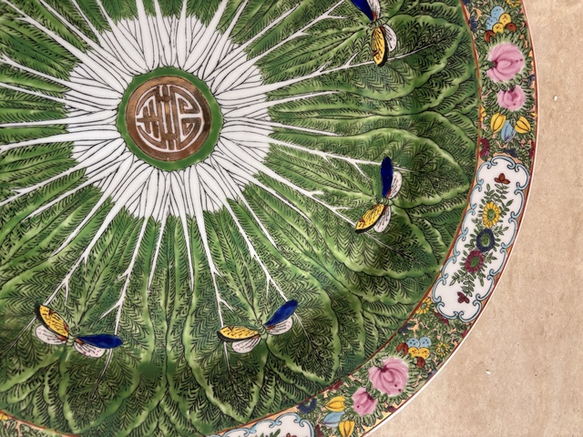 古玩陶瓷廣彩蝴蝶白菜紋盤真品鑒賞圖