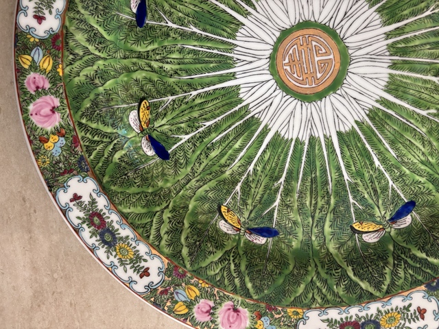 古玩陶瓷廣彩蝴蝶白菜紋盤真品鑒賞圖