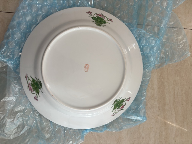 古玩陶瓷廣彩蝴蝶白菜紋盤真品鑒賞圖