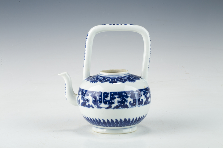 古玩陶瓷清乾隆·青花夔龍紋提梁壺真品鑒賞圖