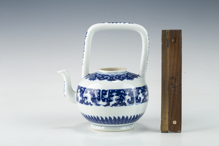 古玩陶瓷清乾隆·青花夔龍紋提梁壺真品鑒賞圖