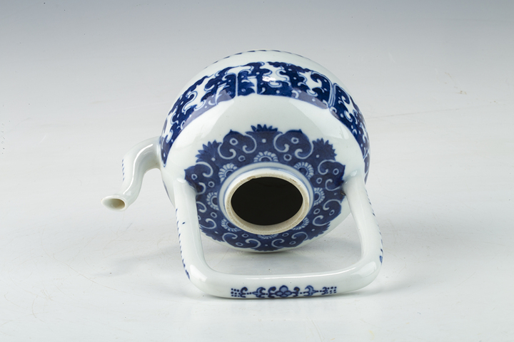 古玩陶瓷清乾隆·青花夔龍紋提梁壺真品鑒賞圖