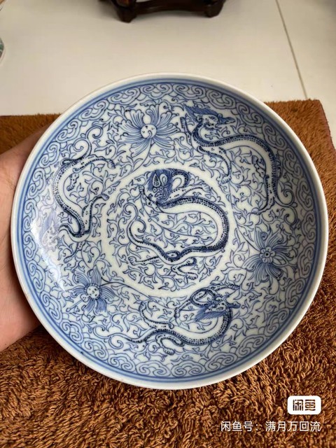 古玩陶瓷乾隆淡描青花盤真品鑒賞圖